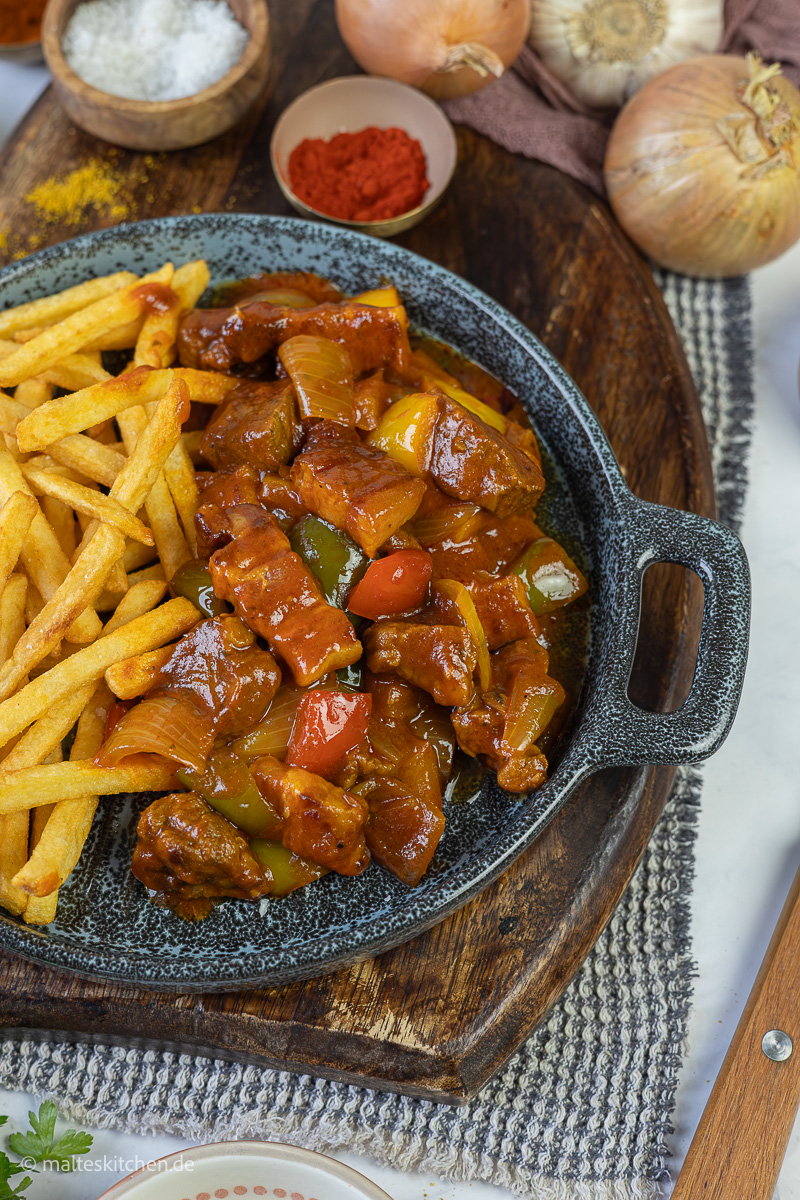Zartes Fleisch und pikante Schaschlik Soße.