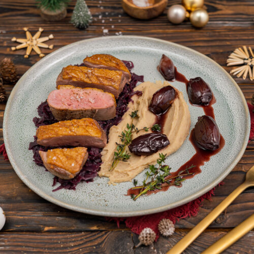 Rosa Entenbrust mit Bohnenpüree, Rotkohl und Rotwein-Schalotten-Soße.