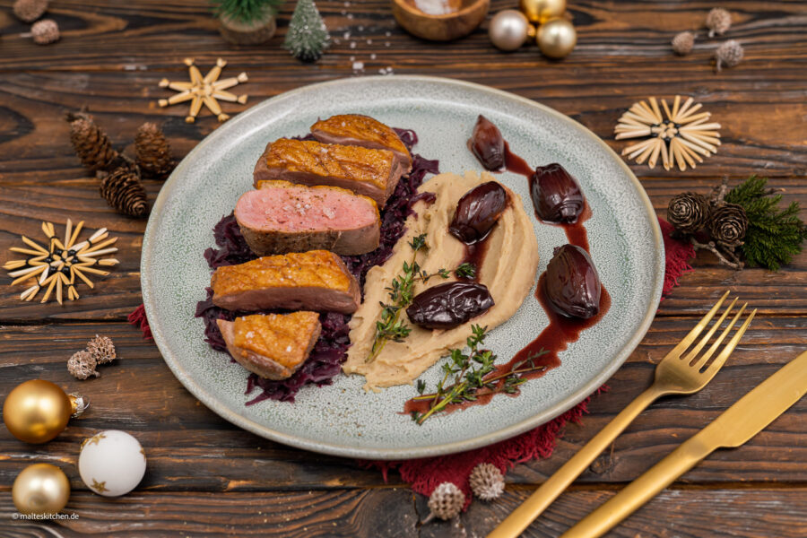 Rosa Entenbrust mit Bohnenpüree, Rotkohl und Rotwein-Schalotten-Soße.