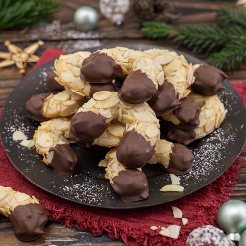 Mandelhörnchen mit Marzipan und Schokolade