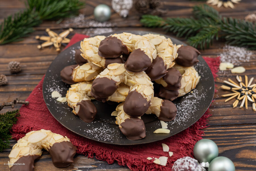 Mandelhörnchen mit Marzipan und Schokolade