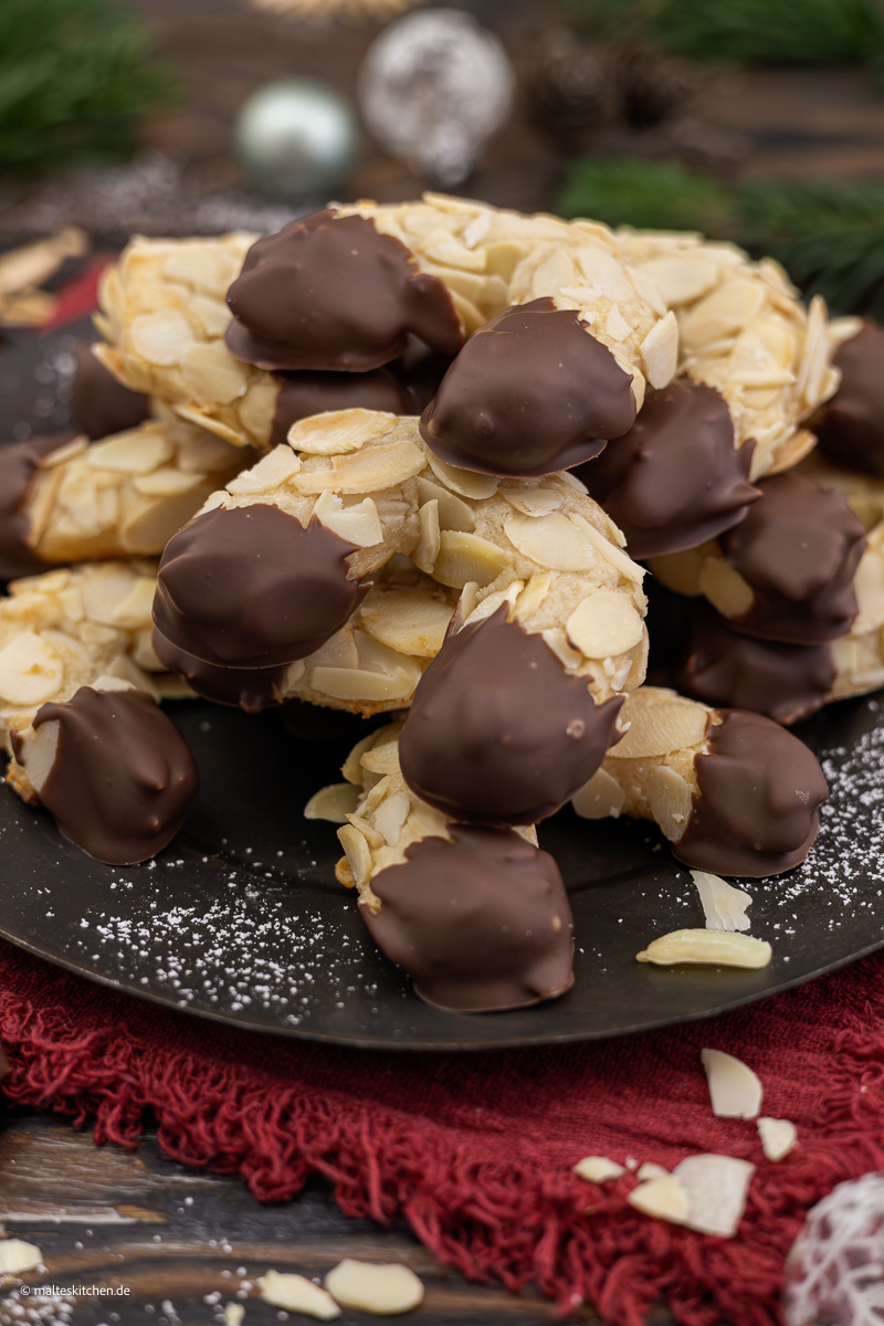 Leckere Weihnachtsplätzchen, Mandelhörnchen.