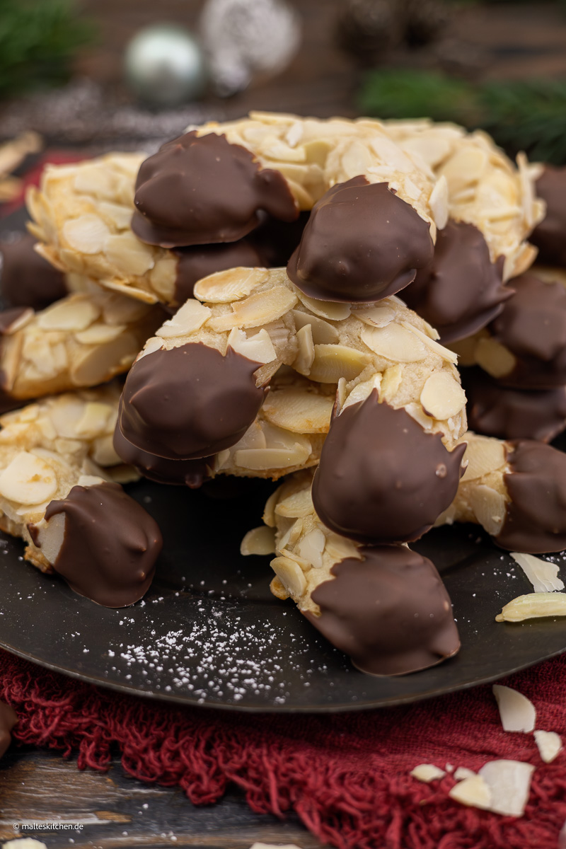 Mandelhörnchen mit Schokolade.