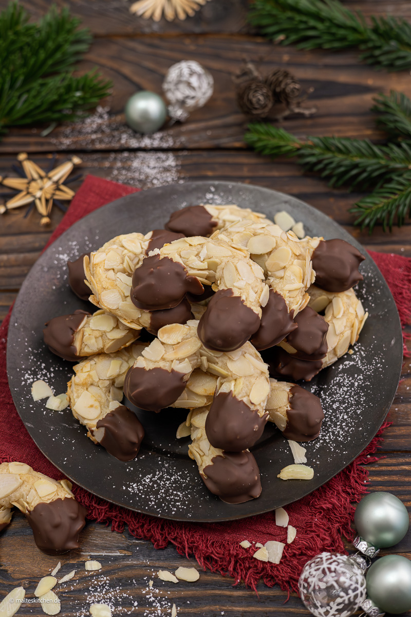 Mandelhörnchen mit Marzipan.