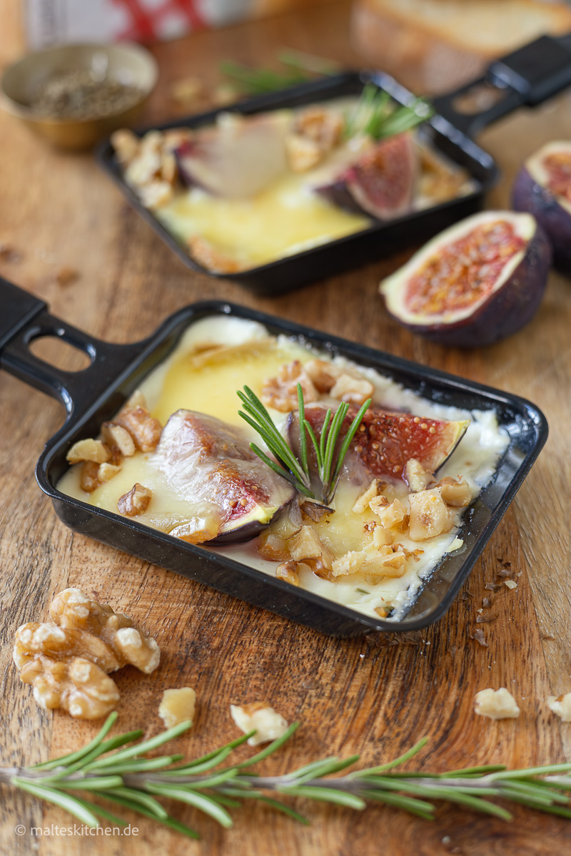 Raclette Pfännchen mit Feige, Käse und Walnüssen