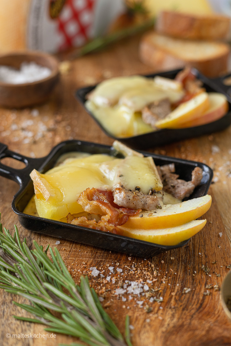 Pfännchen mit Schweinefilet, Bacon, Apfel und Käse.