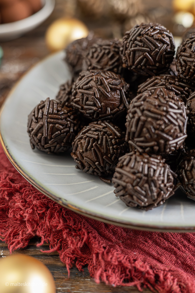 Leckere Kugeln mit Rum und Schokostreuseln