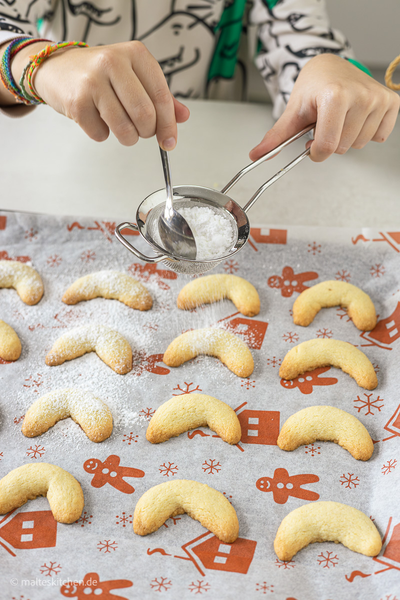 Weihnachtsplätzchen mit Puderzucker bestreut.