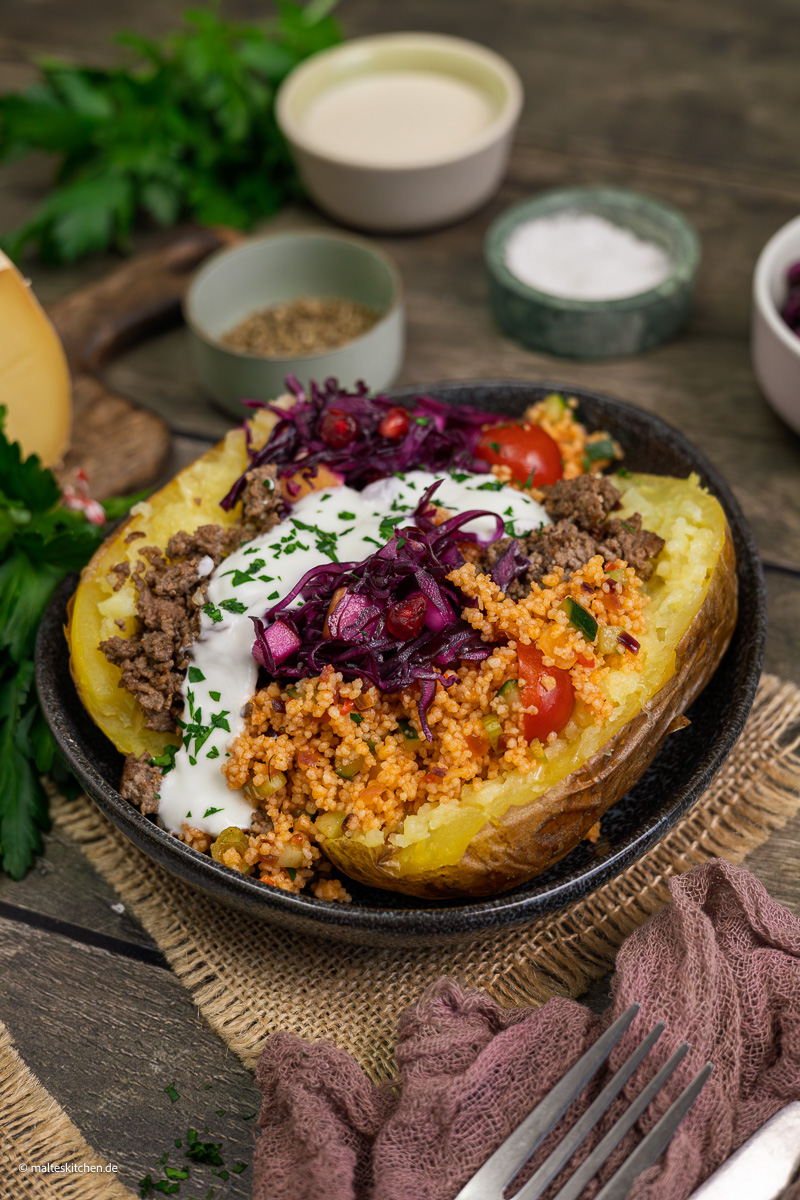 Kumpir mit Hackfleisch und Couscous.
