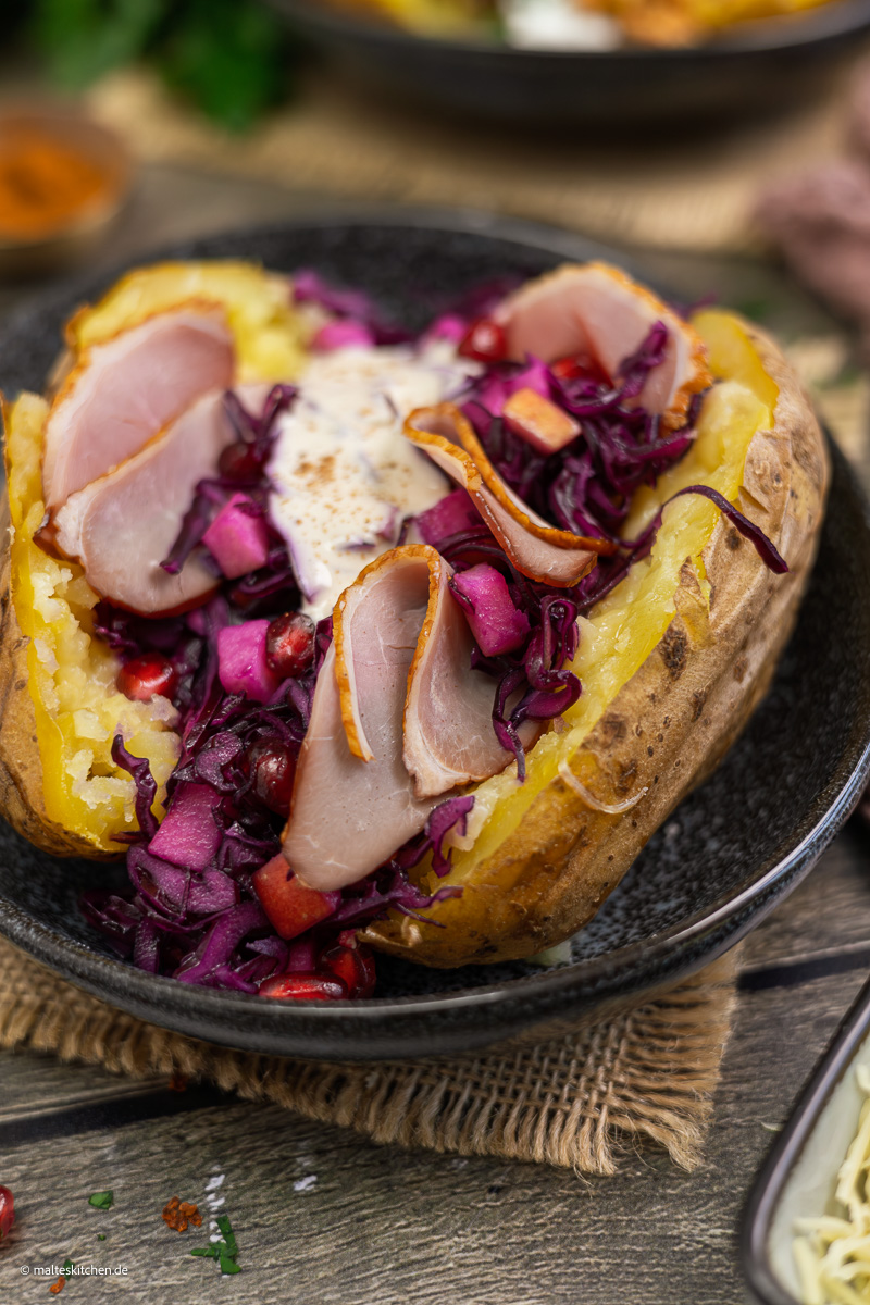 Kumpir mit Ente und Rotkohl