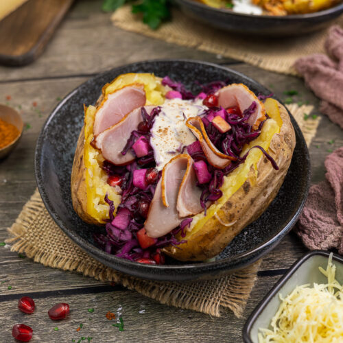 Kumpir mit Ente und Rotkohl und mit Hackfleisch und Couscous