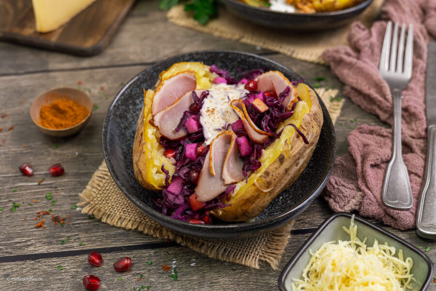 Kumpir mit Ente und Rotkohl und mit Hackfleisch und Couscous