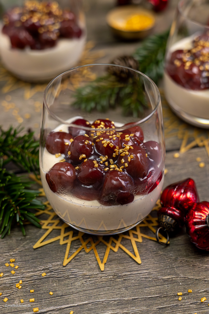 Panna-Cotta mit Lebkuchen und Glühweinkirschen.