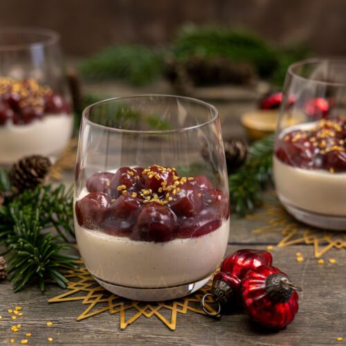 Lebkuchen Panna Cotta mit Glühweinkirschen