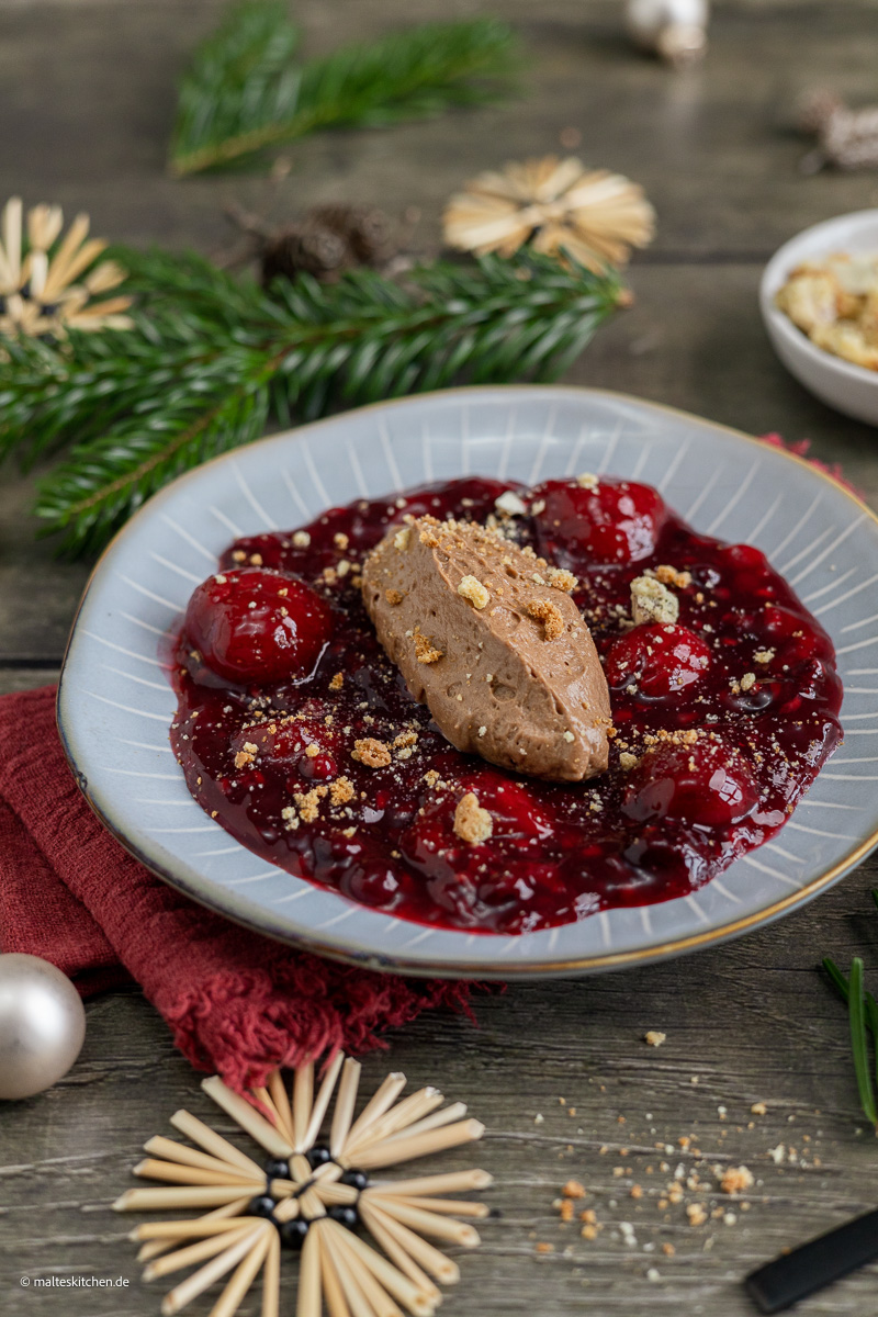 Nougat-Mousse mit Weihnachtsgrütze und Cantuccini.
