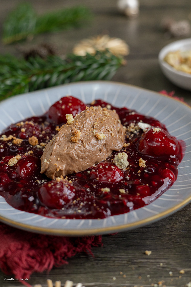 Nougat-Mousse als Dessert für Weihnachten