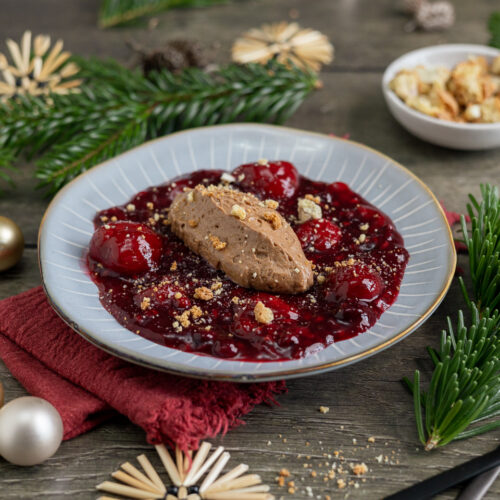 Nougat-Mousse mit Weihnachtsgrütze und Cantuccini