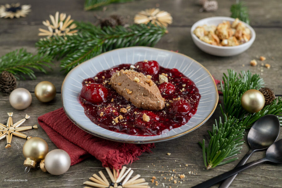 Nougat-Mousse mit Weihnachtsgrütze und Cantuccini