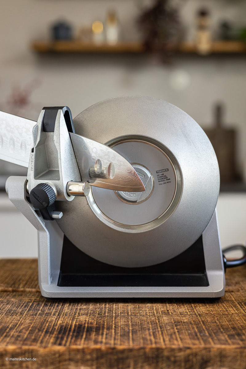 Messer schleifen mit der Messerschleifmaschine.