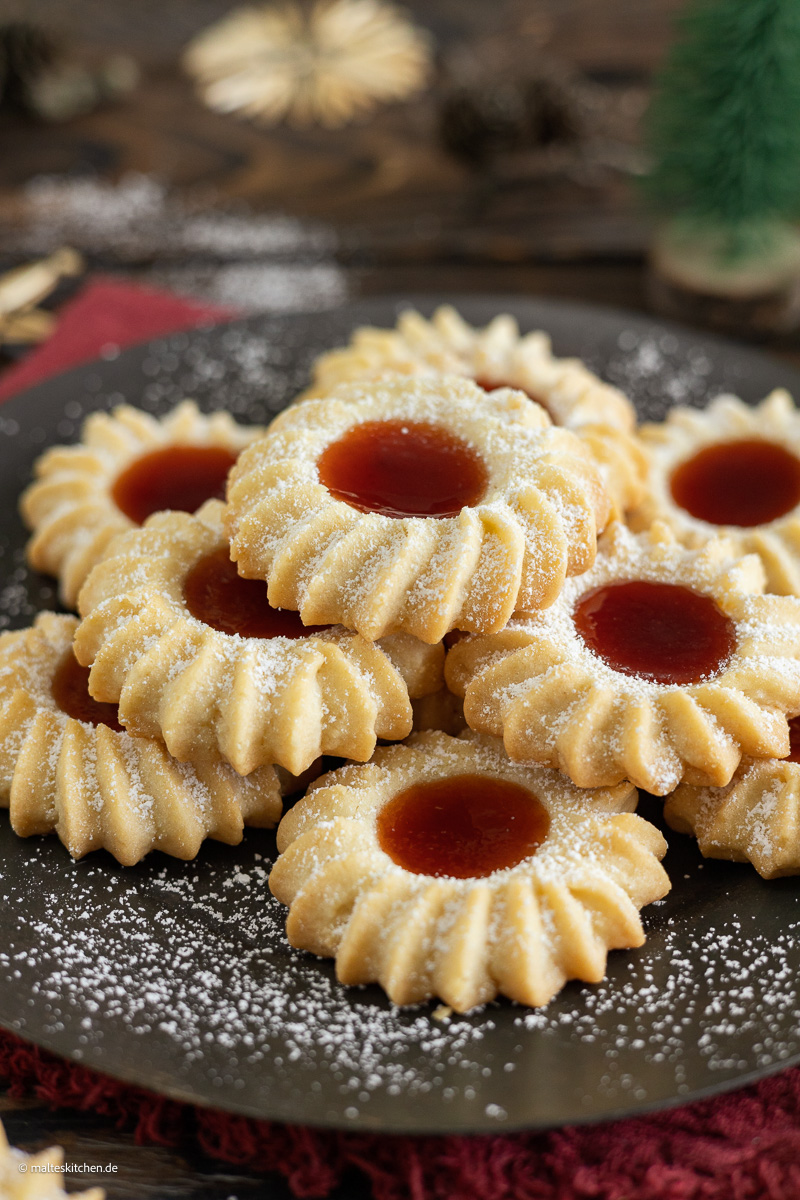 Sandgebäck mit Marmelade