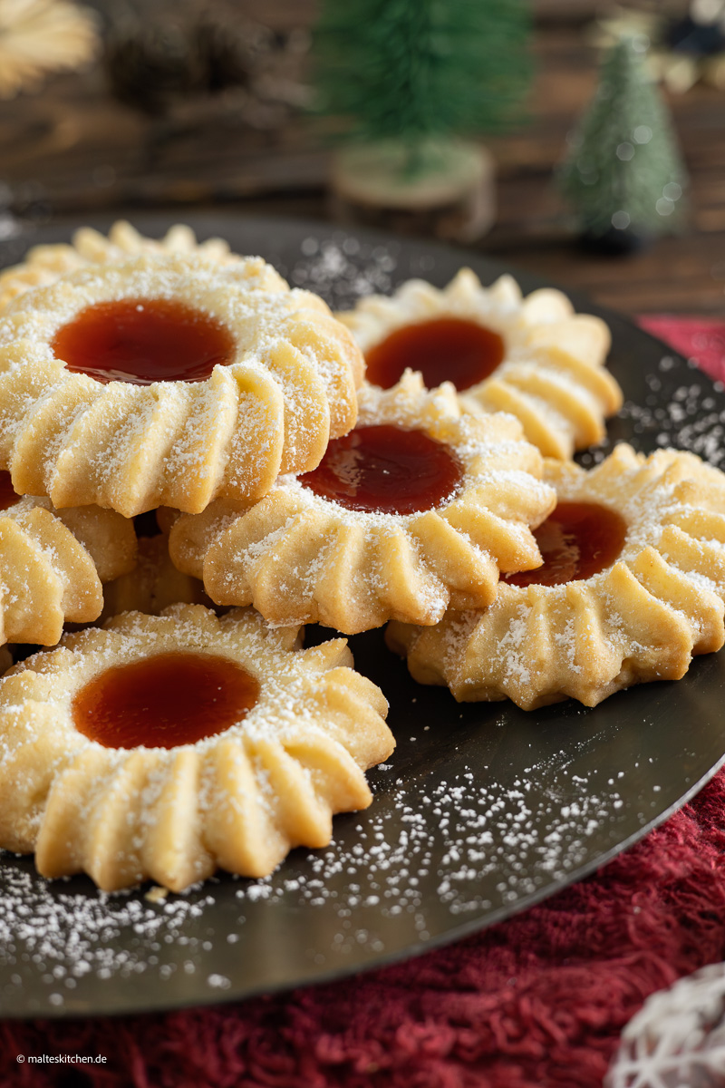 Mürbe Weihnachtsplätzchen mit Marmelade