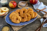 Omas Apfelküchle mit Zimt und Zucker.