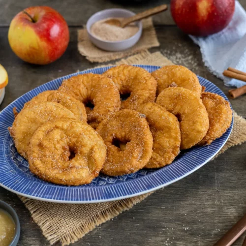 Omas Apfelküchle mit Zimt und Zucker.