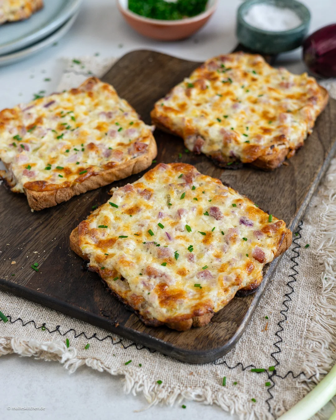 Flammkuchen-Toast aus dem Backofen.