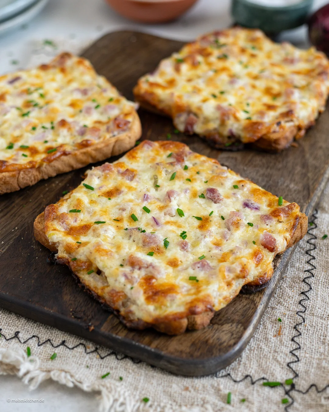 Knuspriger Toast mit Flammkuchen Belag.
