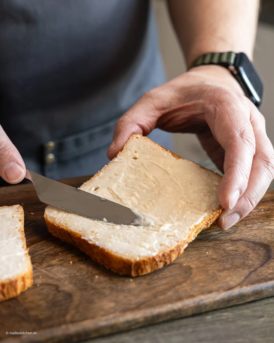 Weißbrot mit Mayonnaise.