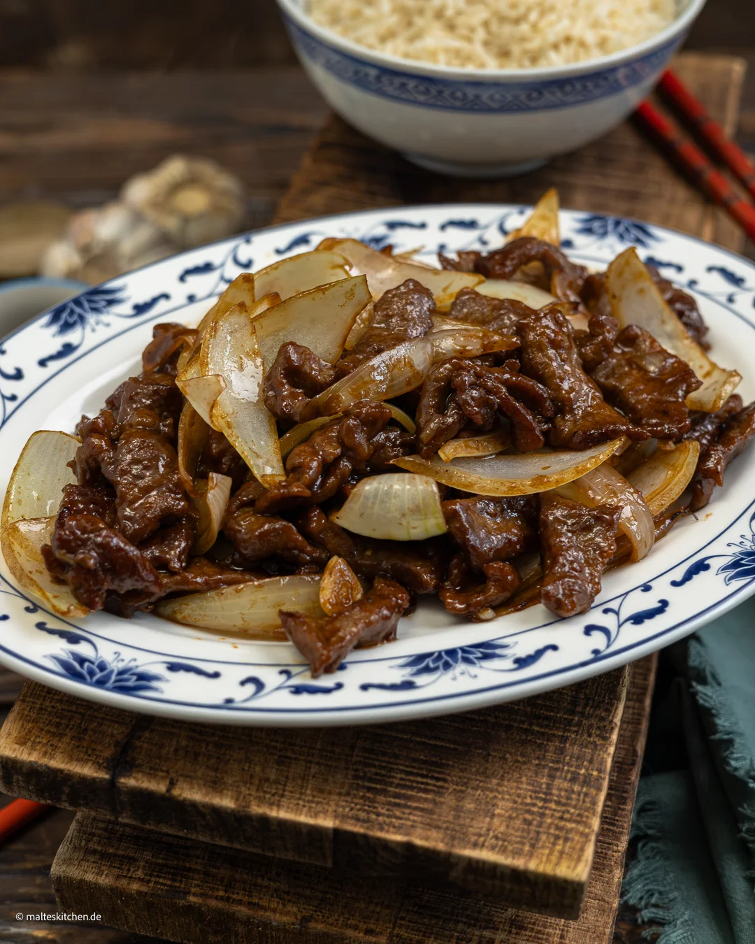 Rindfleisch mit Zwiebeln auf chinesische Art.