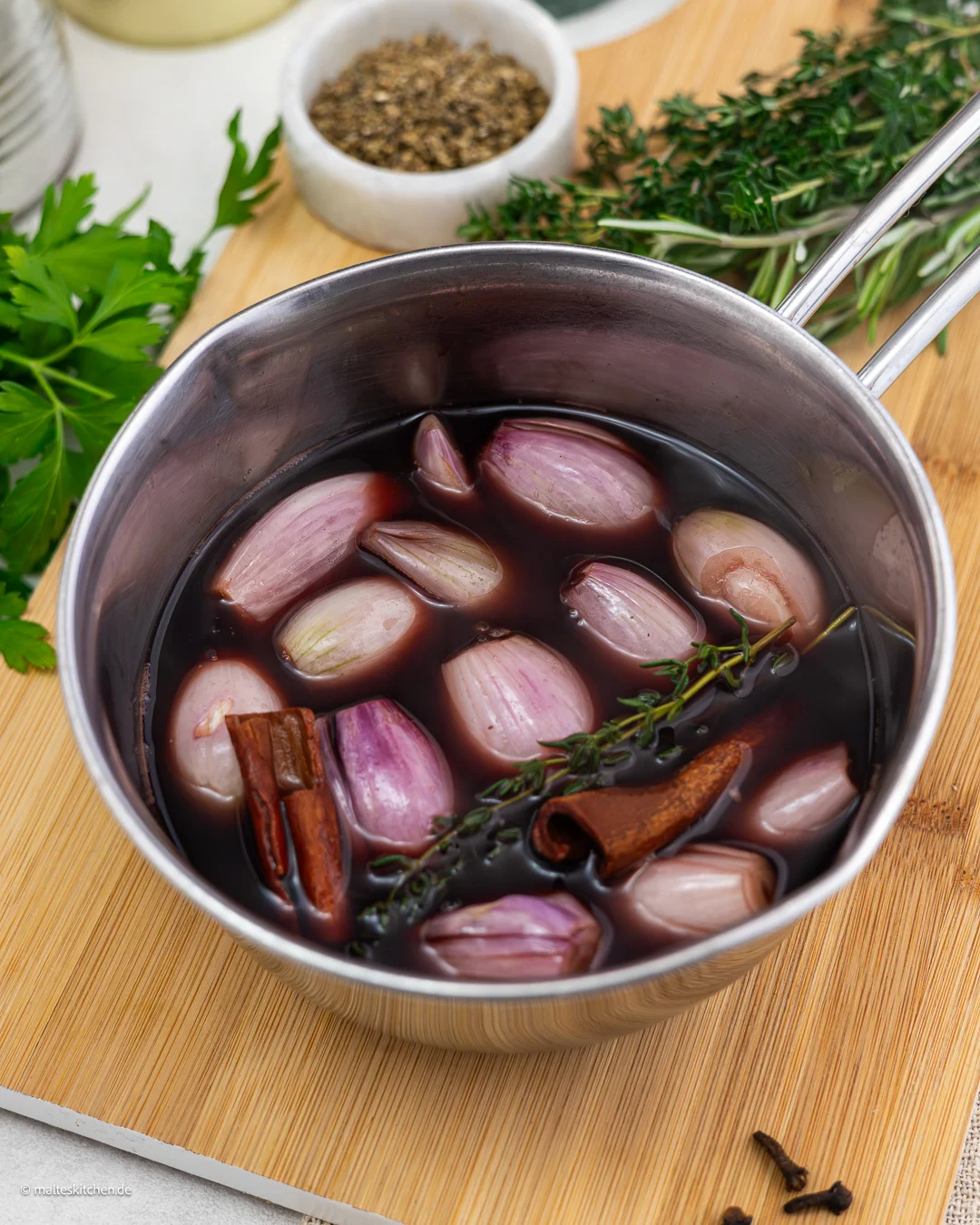 Rotwein-Soße mit Schalotten