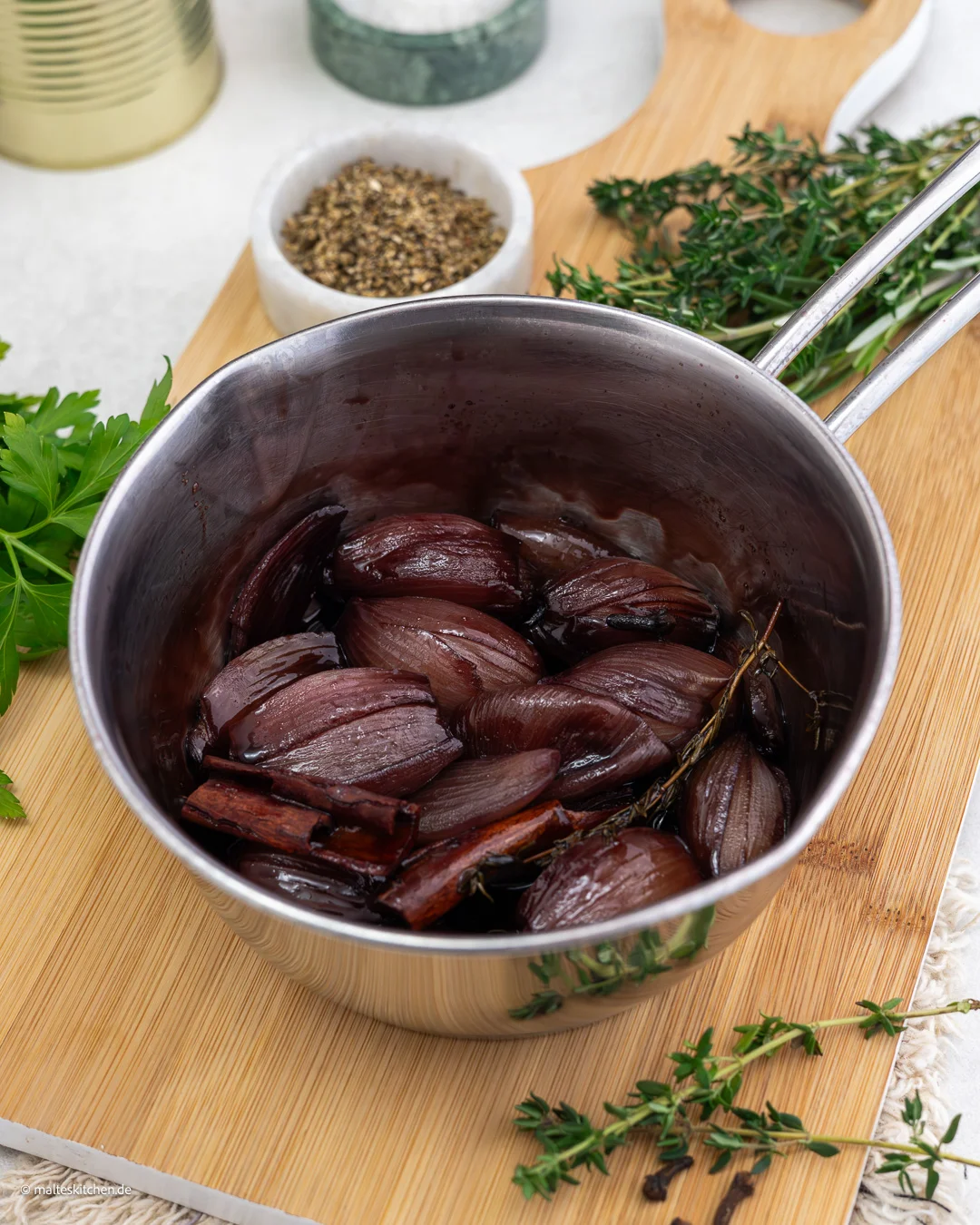 Eingekochte Rotwein-Schalotten.