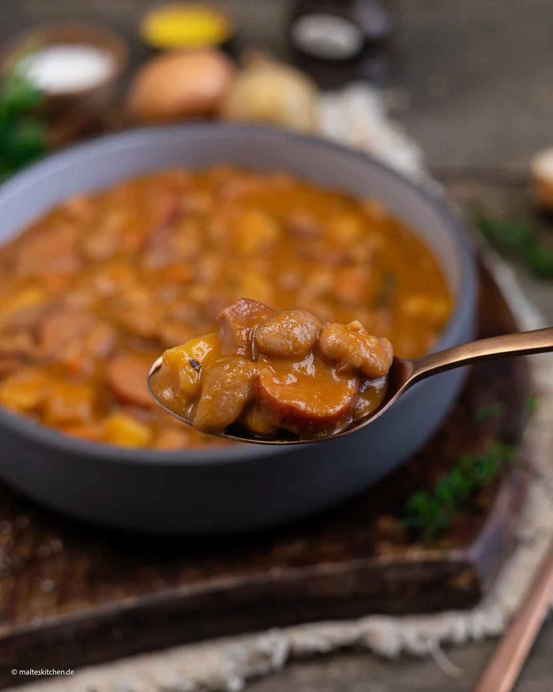 Leckere Bohnensuppe mit Cabanossi