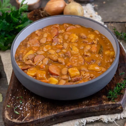 Serbische Bohnensuppe mit Kartoffeln und Cabanossi