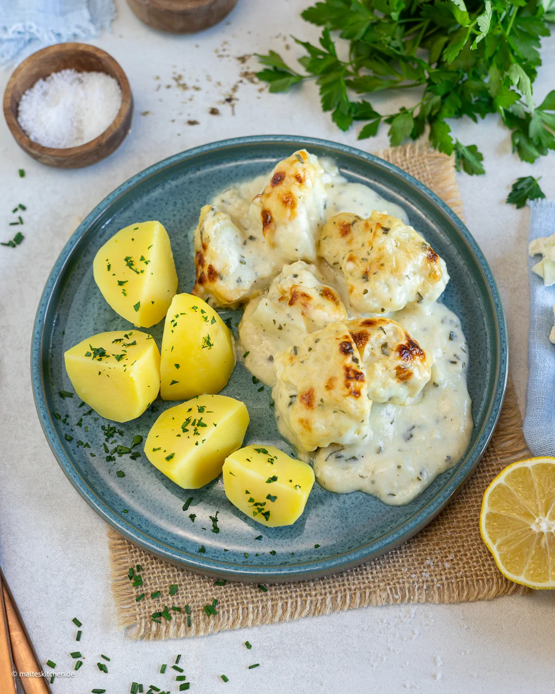 Mit Käse überbackener Blumenkohl aus dem Backofen.