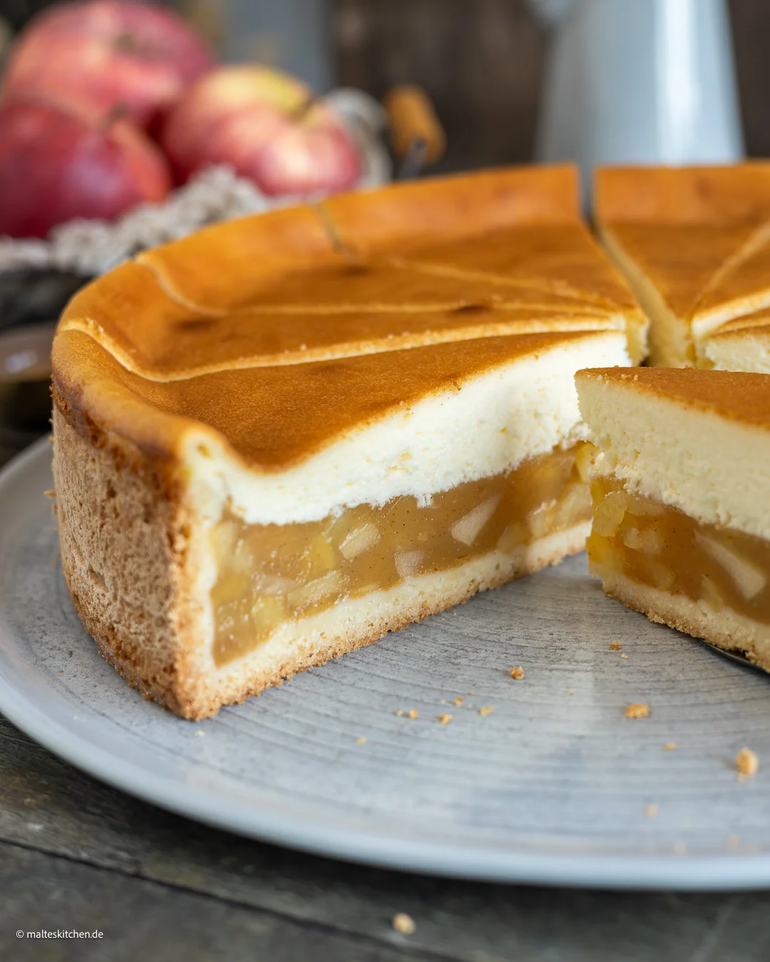 Leckerer Kuchen mit Äpfeln und Schmand.
