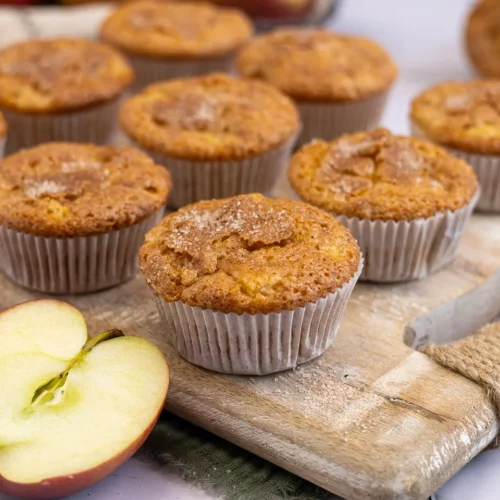 Saftige Apfelmuffins mit Apfelstückchen