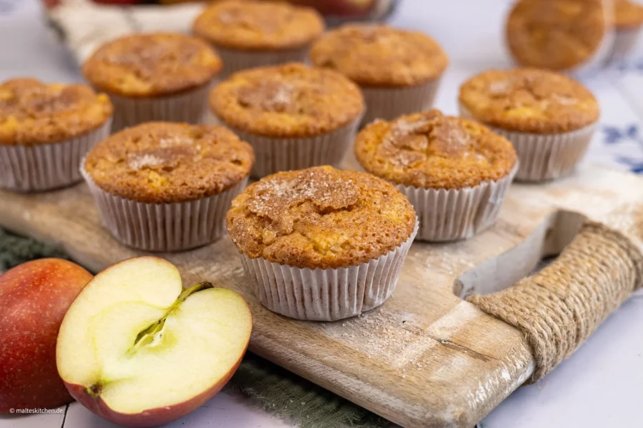 Saftige Apfelmuffins mit Apfelstückchen