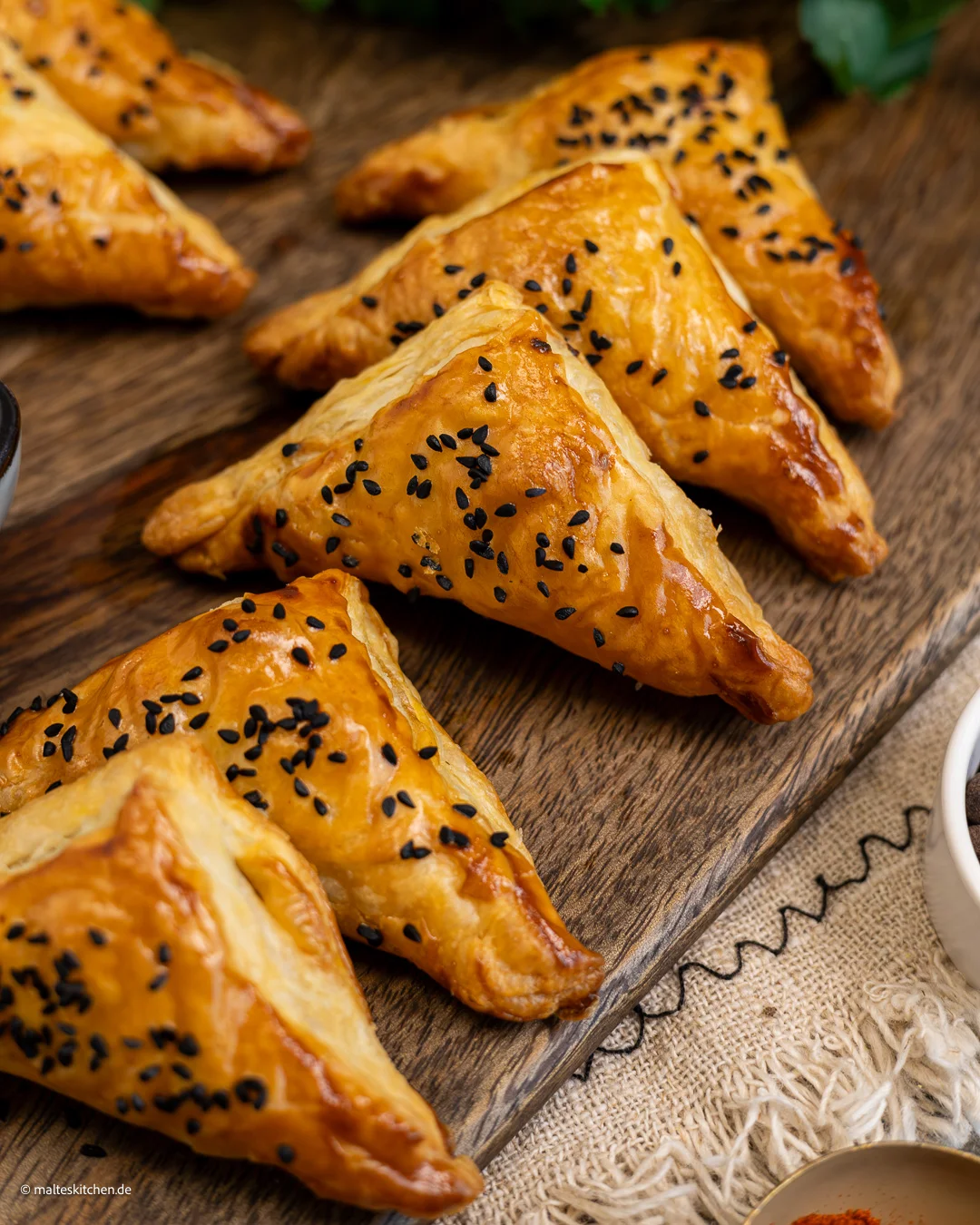 Griechische Blätterteigtaschen mit feta