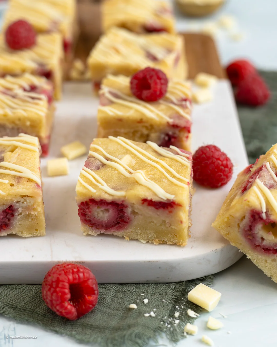Saftige Blondies mit Himbeeren