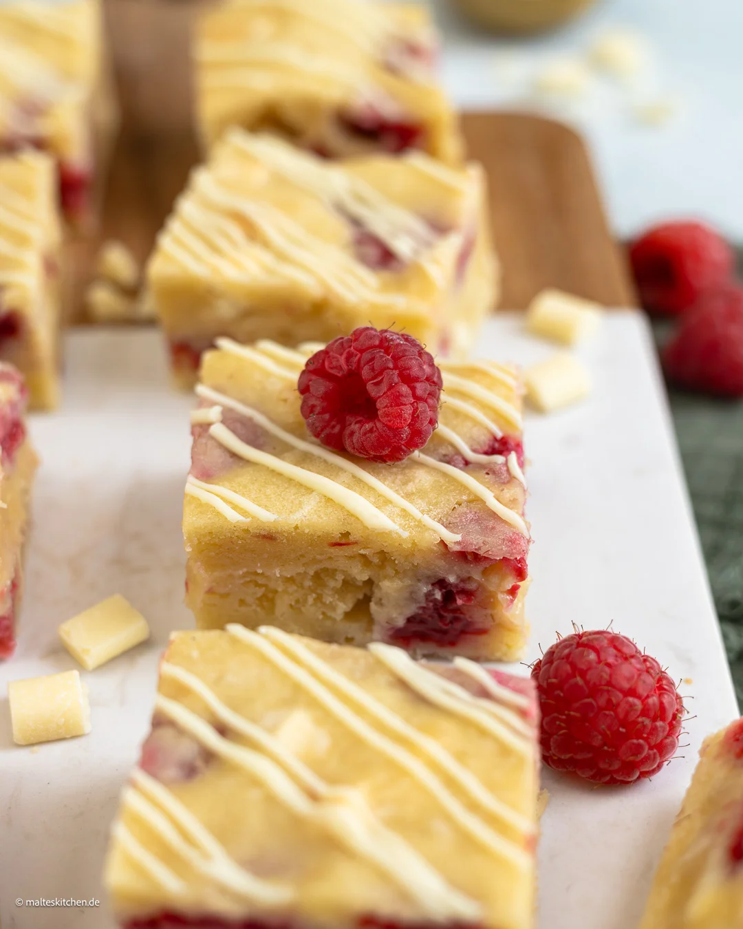 Blondies mit Himbeeren und weißer Schokolade