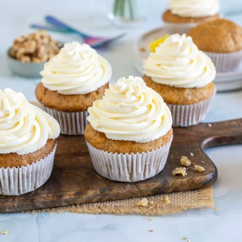 Karotten-Muffins mit Walnüssen und Frosting