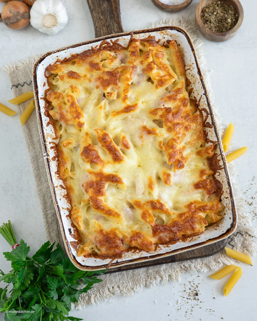 Leckerer Nudelauflauf mit Schinken und Käse.