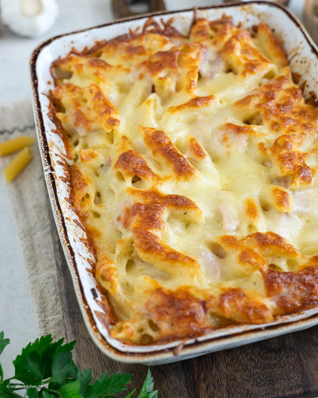 Nudel-Schinken-Gratin mit Käse überbacken.