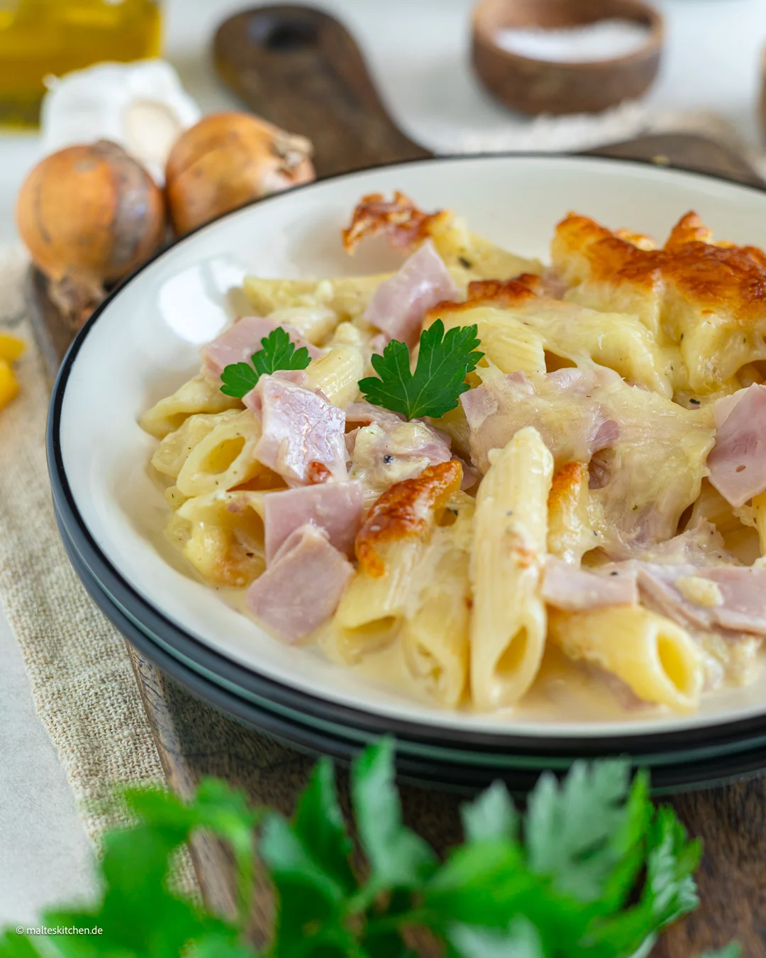 Leckere Nudeln mit Kochschinken und Käse überbacken