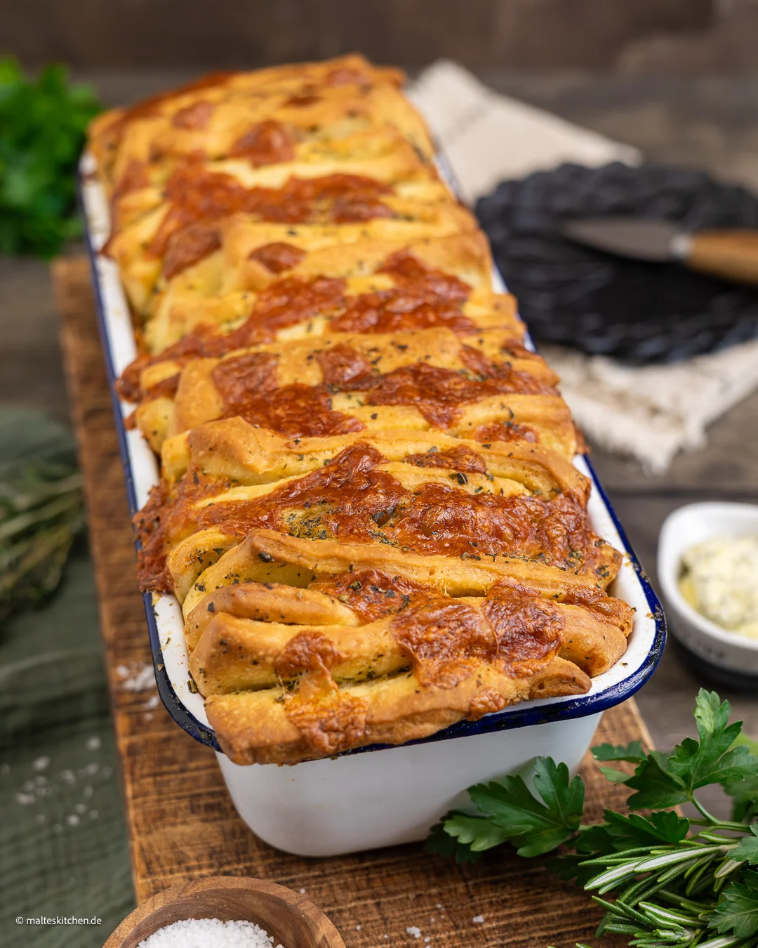 Zupfbrot mit Kräuterbutter und Käse