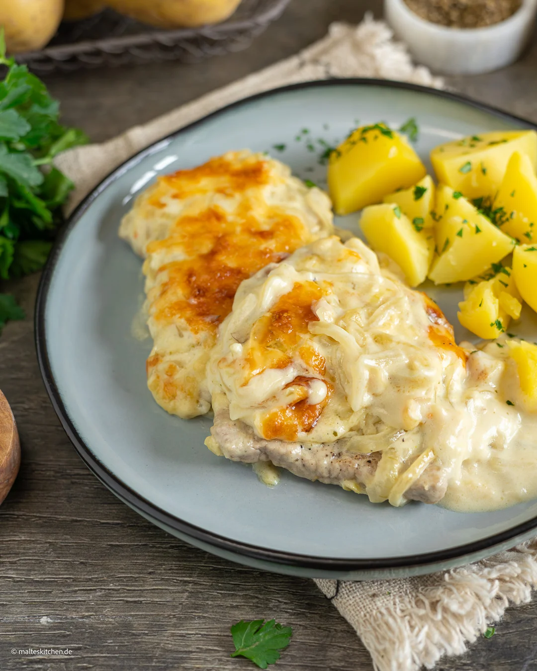 Leckeres Zwiebel-Sahne-Schnitzel aus dem Ofen.