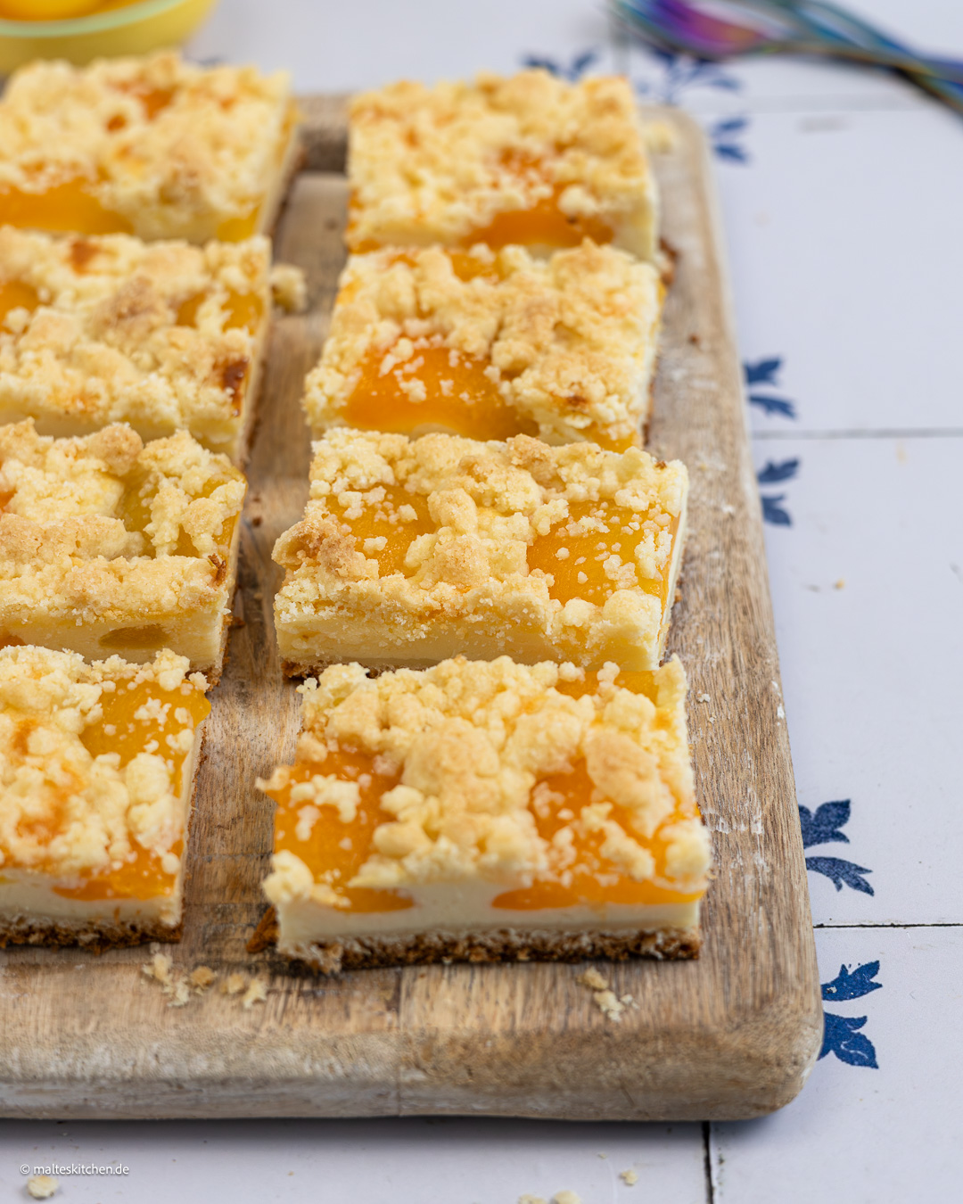 Bleechkuchen mit Aprikosen und Streuseln.