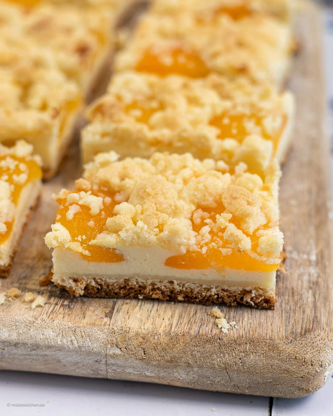 Saftiger Aprikosenkuchen mit Streuseln vom Blech.